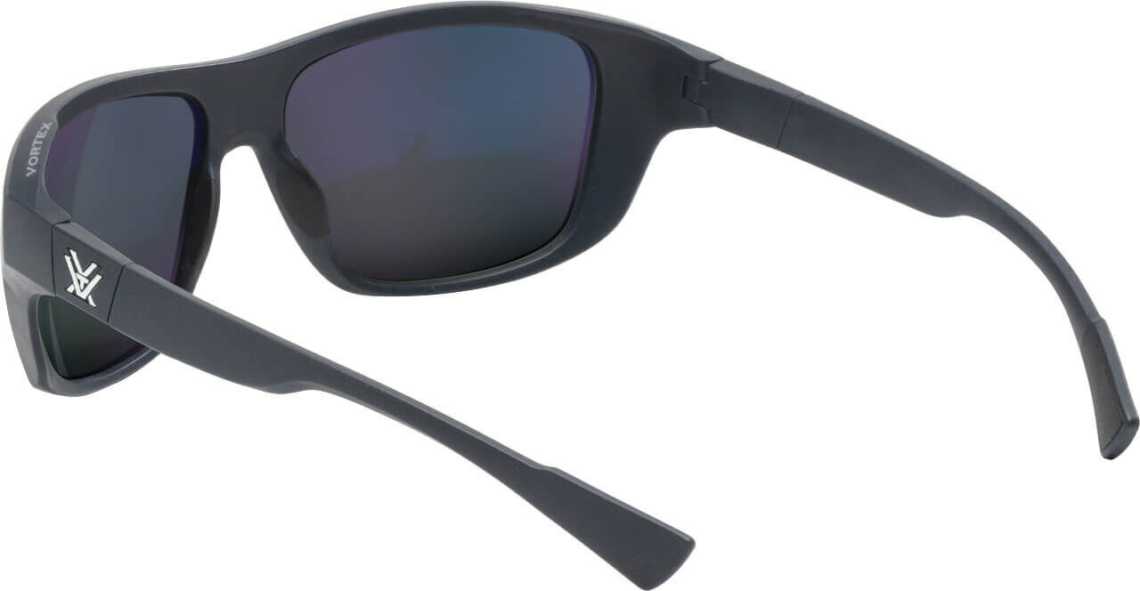 Schwarze Sonnenbrille mit dunklen Gläsern und auffälligem Vortex-Logo an den Bügeln