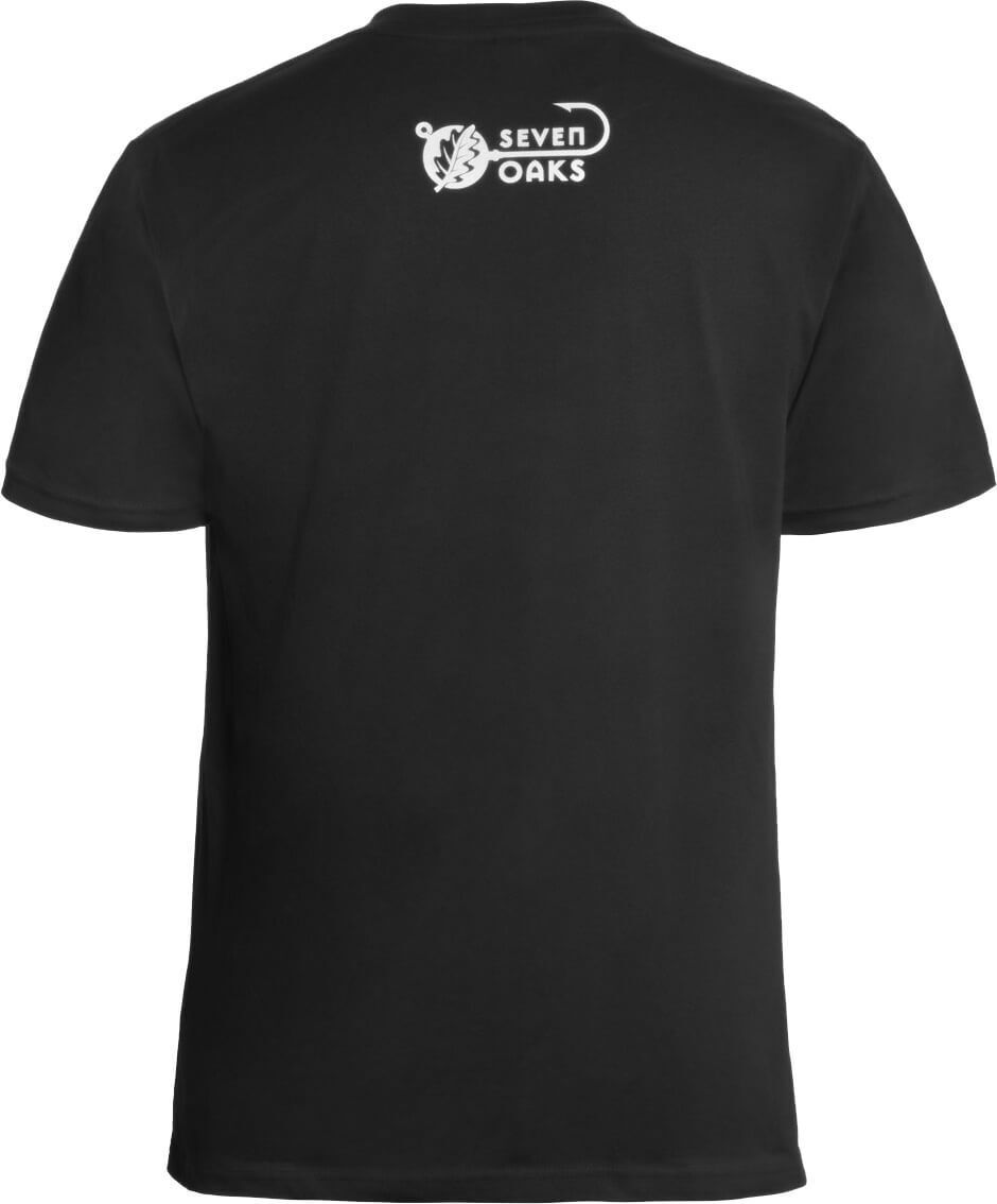 Rückansicht eines schwarzen T-Shirts mit weißem Seven Oaks Logo auf der Rückseite