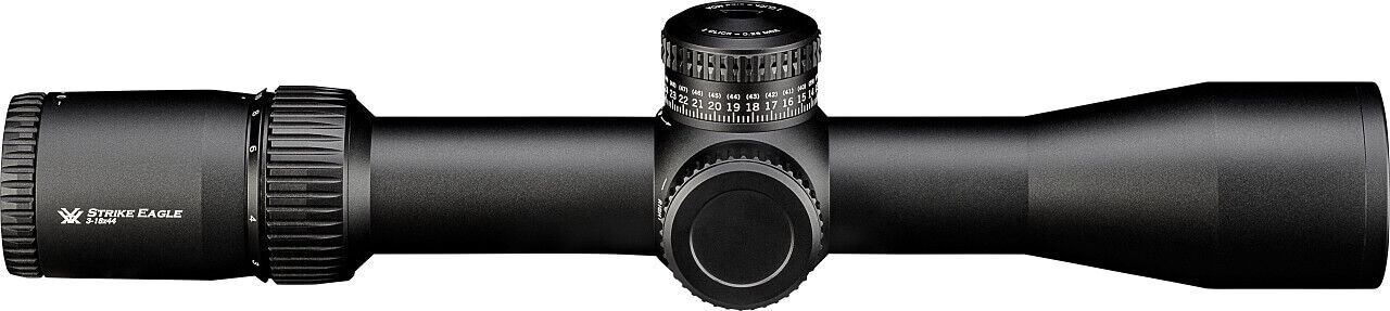 Seitenansicht eines Vortex Strike Eagle Zielfernrohrs mit verstellbaren Einstellungen und großem Objektiv