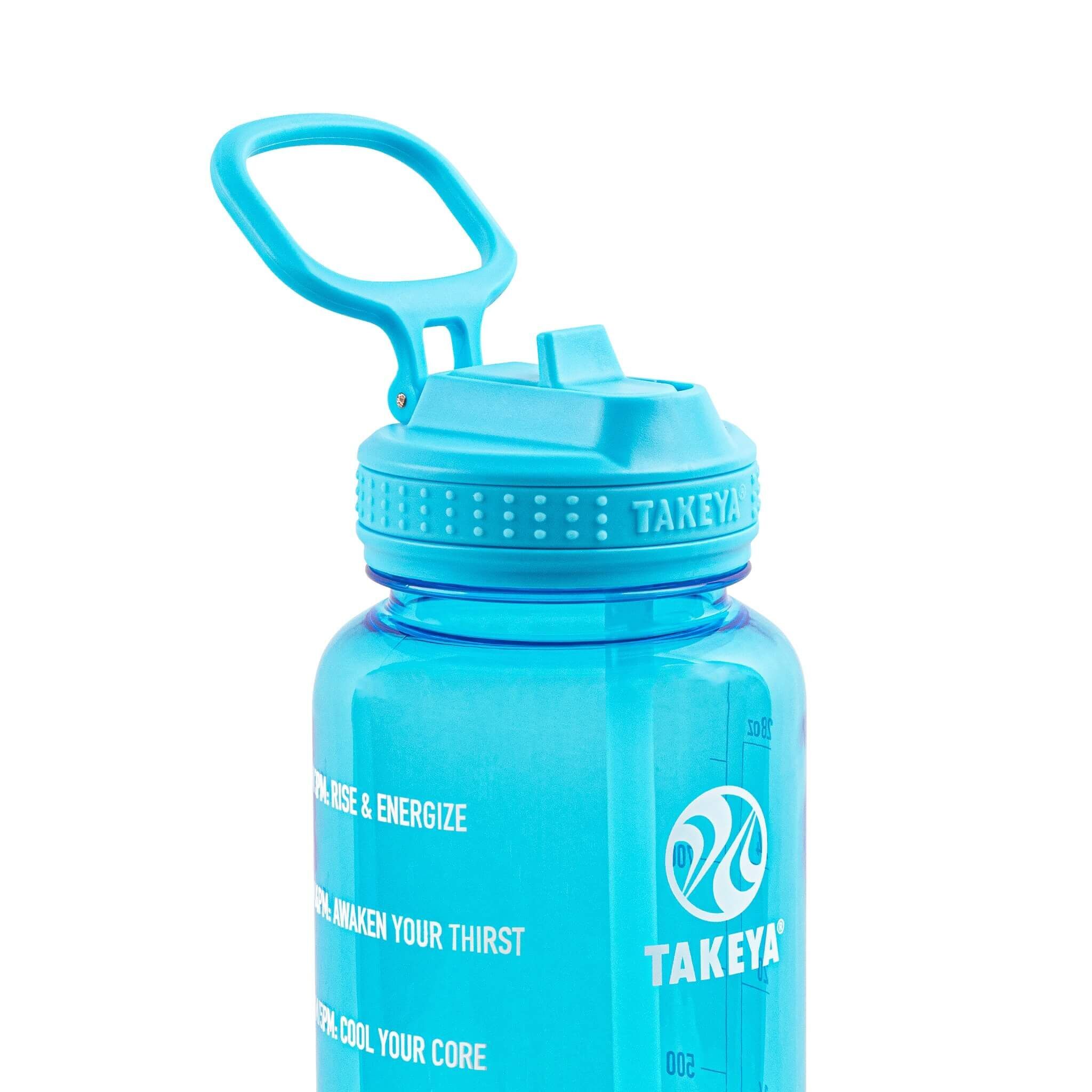 Blaues Takeya Wasserflasche mit praktischem Tragegriff und Aufdruck