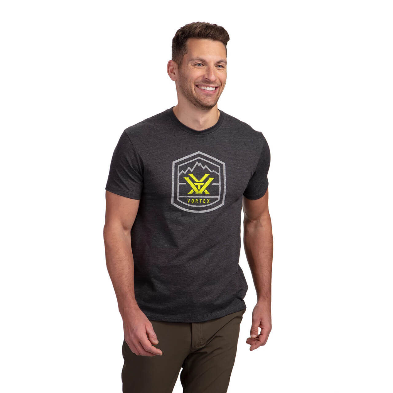 Mann trägt ein dunkelgraues T-Shirt mit Vortex-Logo