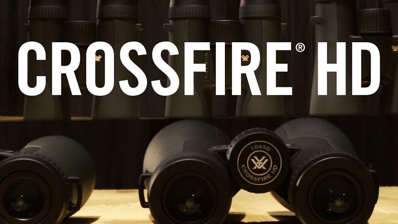 Verschiedene CROSSFIRE HD Ferngläser auf einem Tisch, geeignet für Outdoor-Abenteuer
