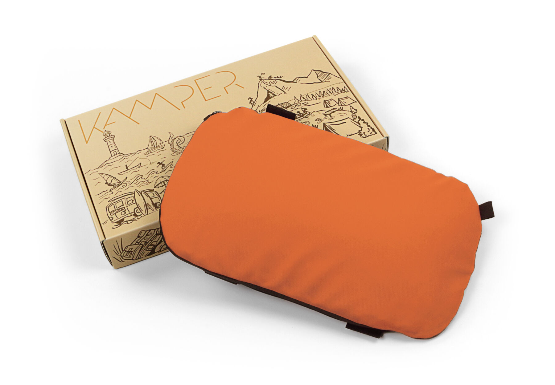 Ein oranges Reisekissen liegt auf einer Verpackung mit illustrativer Aufschrift und Grafiken.