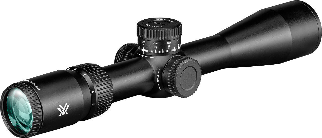 Ein modernes Zielfernrohr, ideal für präzises Zielen bei der Jagd oder beim Sportschießen, schwarz gefärbt mit verschiedenen Einstellungsmöglichkeiten.