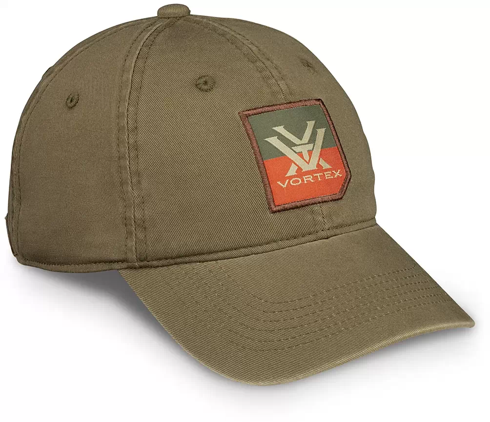 Olivegrüne Baseballkappe mit aufgesticktem Vortex-Logo auf der Vorderseite