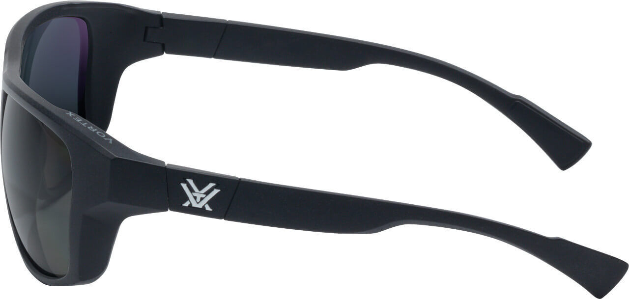 Seitliche Ansicht einer schwarzen Vortex Sonnenbrille mit markantem Logo auf dem Bügel