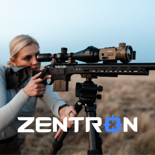 Frau zielt mit Gewehr und Zentron Wärmebild-Zielfernrohr