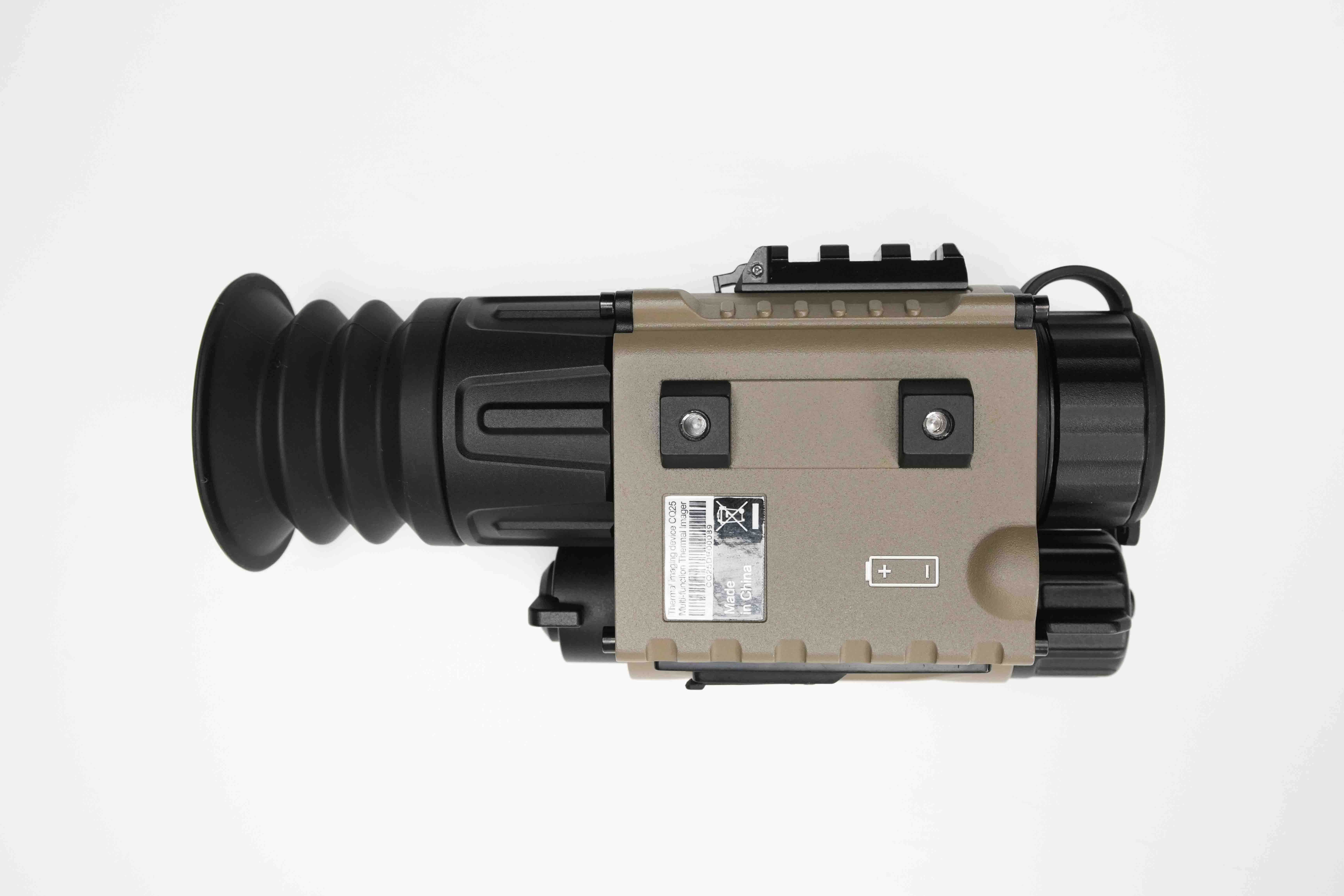ZENTRON C50R TAN Wärmebild-Vorsatzgerät, seitliche Ansicht des leichten Clip-On mit integriertem Laser-Entfernungsmesser bis 1200 m, 640×512 Sensor und robustem IP67-Gehäuse