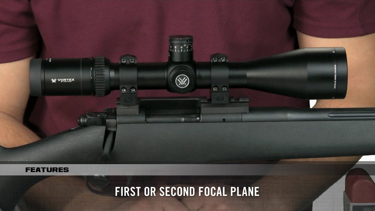 Nahaufnahme eines Vortex Zielfernrohrs, montiert auf einem Gewehr, geeignet für unterschiedliche Fokus-Ebenen.