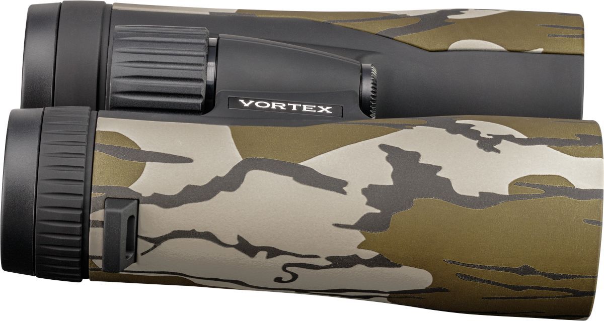 Seitenansicht eines Vortex Fernglases mit grün-beiger Camouflage-Gummierung, rutschfestem Griff und großem Fokussierrad für präzise Beobachtungen