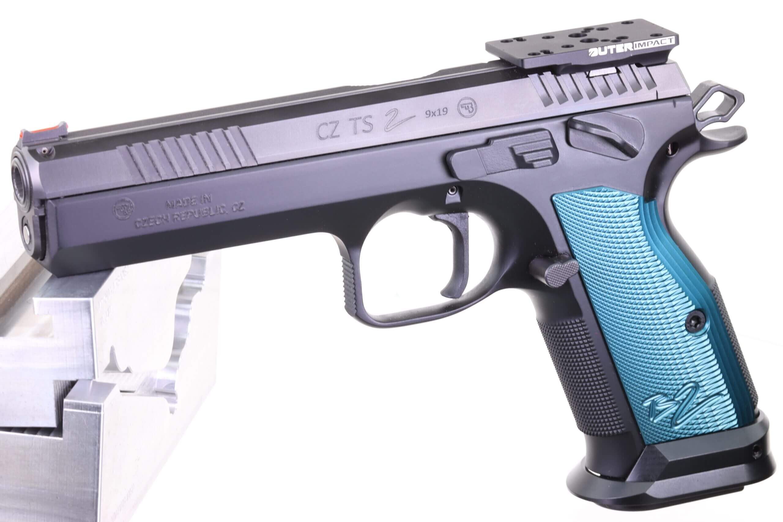 Seitenansicht der CZ TS 2 9x19mm Pistole mit strukturiertem blauem Griff und Montageschiene