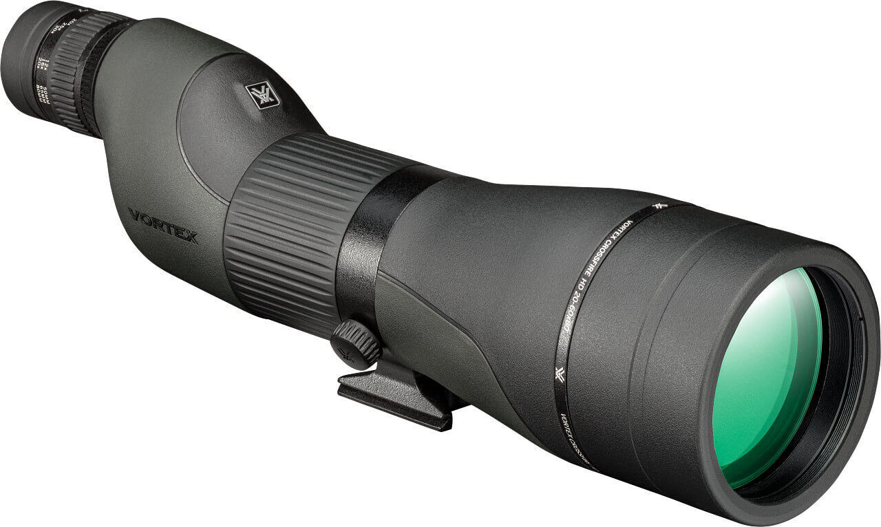 Seitenansicht des Vortex Crossfire HD 20-60x85 Spektivs mit grün beschichtetem Objektiv und schwarzem Gehäuse, geeignet für Vogelbeobachtung und Landschaftsbetrachtung