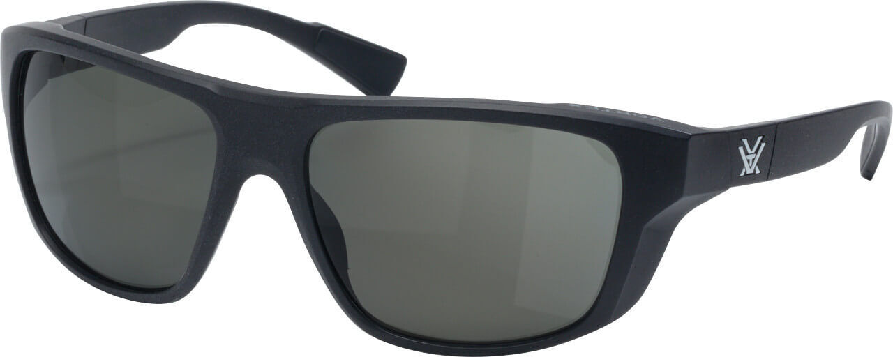 Schwarze Sonnenbrille mit getönten Gläsern und Logo auf den Bügeln