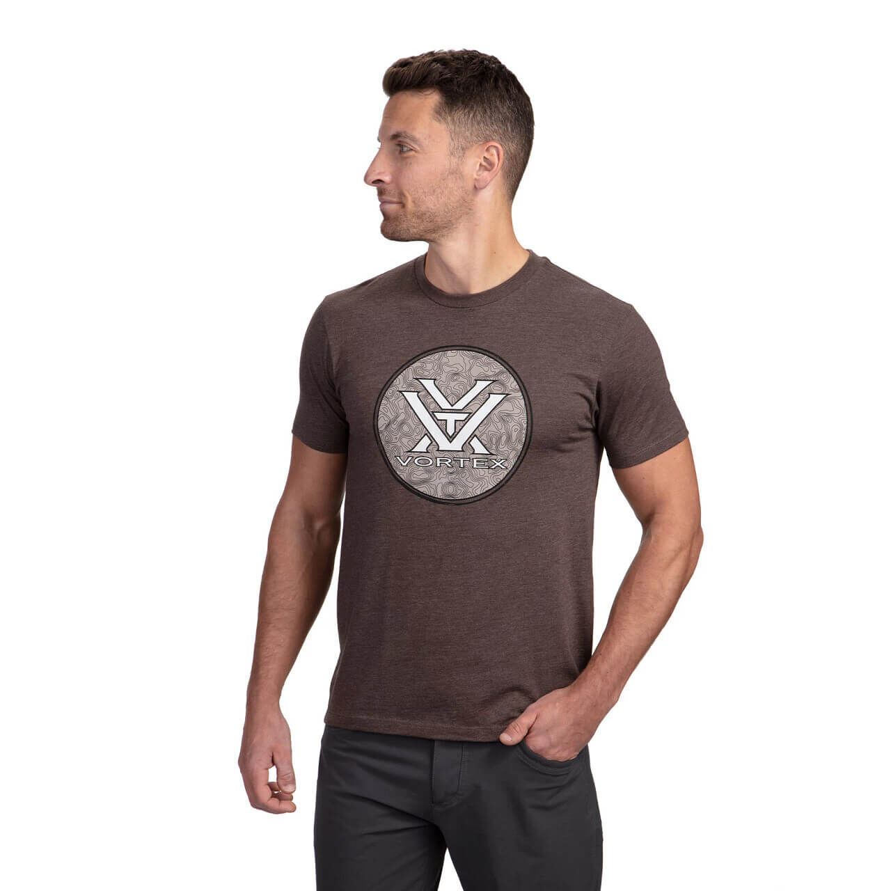 Mann trägt braunes T-Shirt mit Vortex-Logo