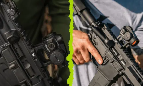 Zwei moderne Sturmgewehre mit montierten Red Dot Zielvisieren, Nahaufnahme der robusten taktischen Rotpunktvisiere für präzises Schießen