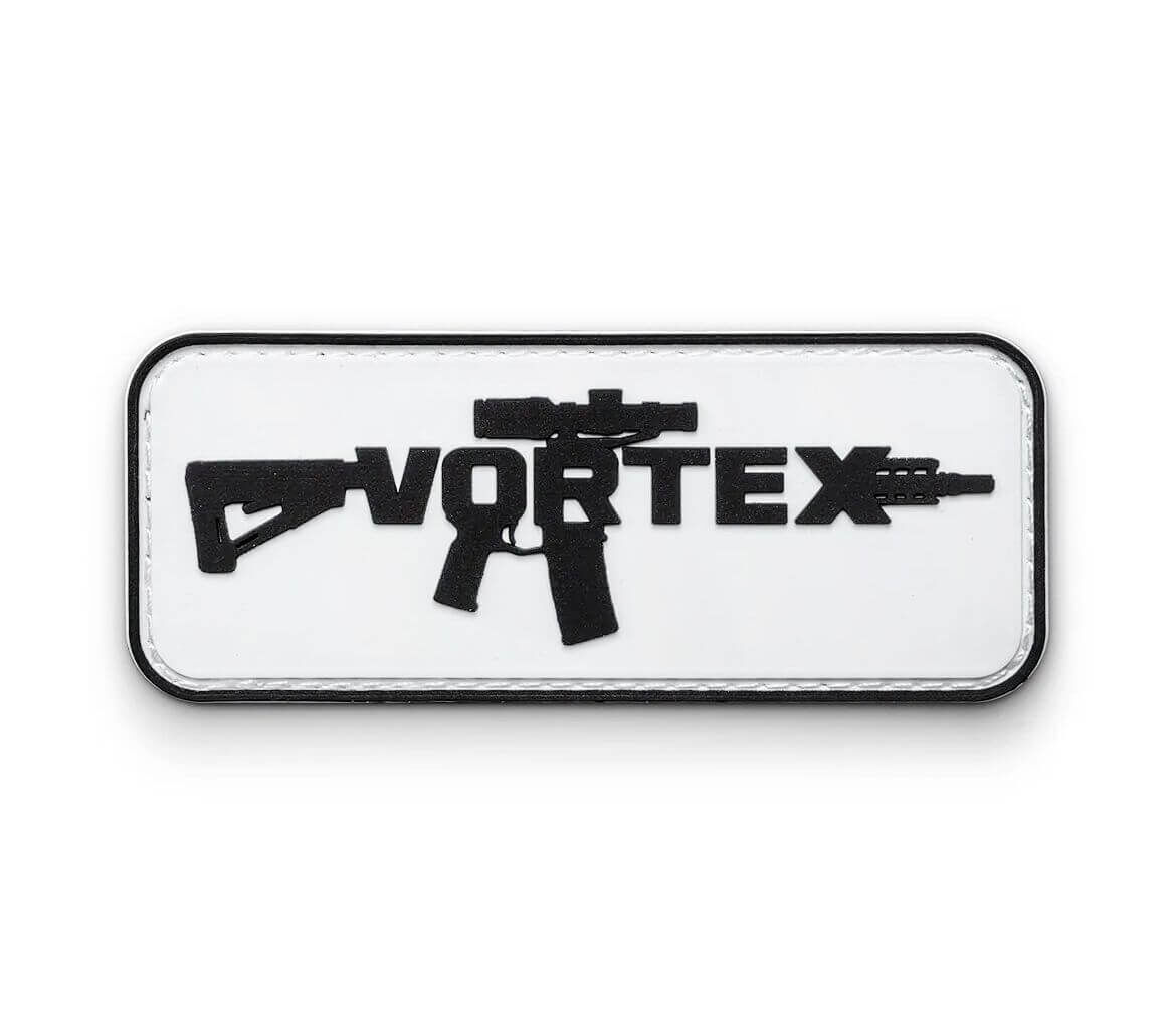 Weißer Vortex-Aufnäher mit schwarzem Gewehrmotiv und Text