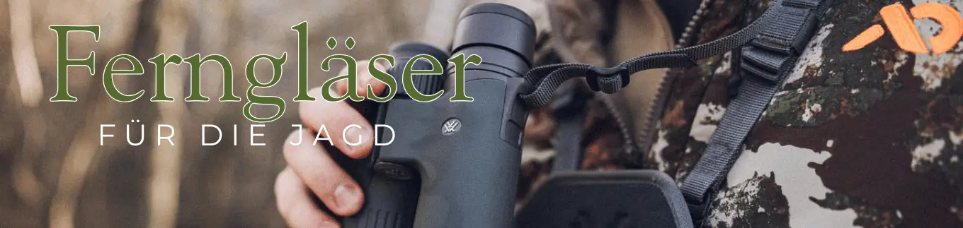 Jäger in Tarnkleidung hält robustes Fernglas für die Jagd in der Hand