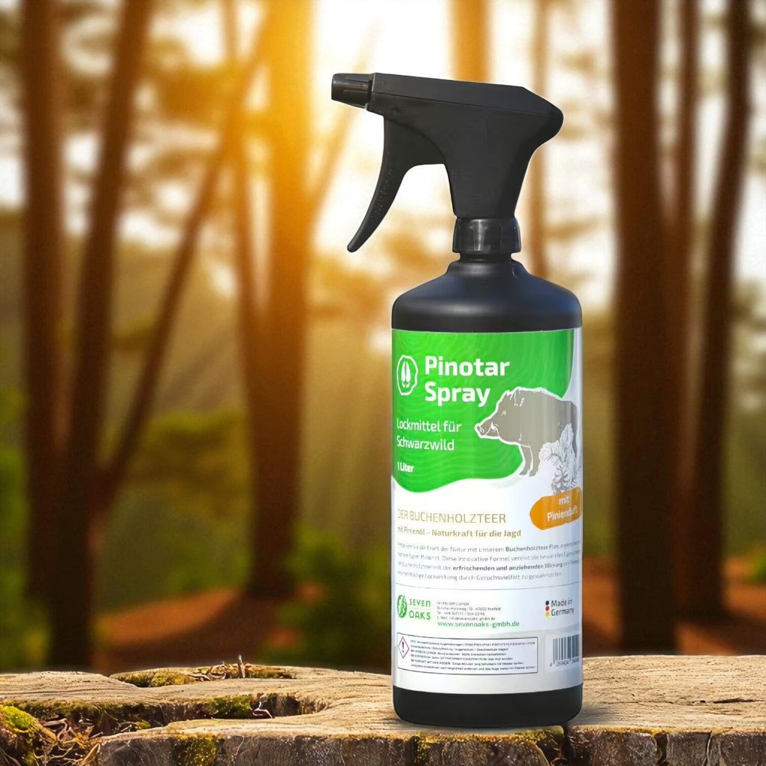 Pinotar Spray Flasche auf einem Baumstumpf, umgeben von Waldhintergrund