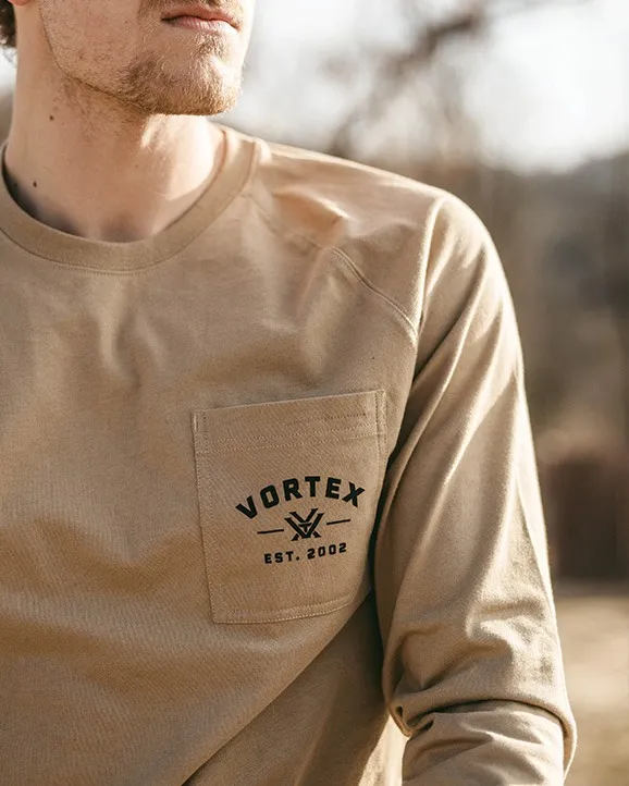 Mann trägt beiges Vortex Langarmshirt mit Brusttasche
