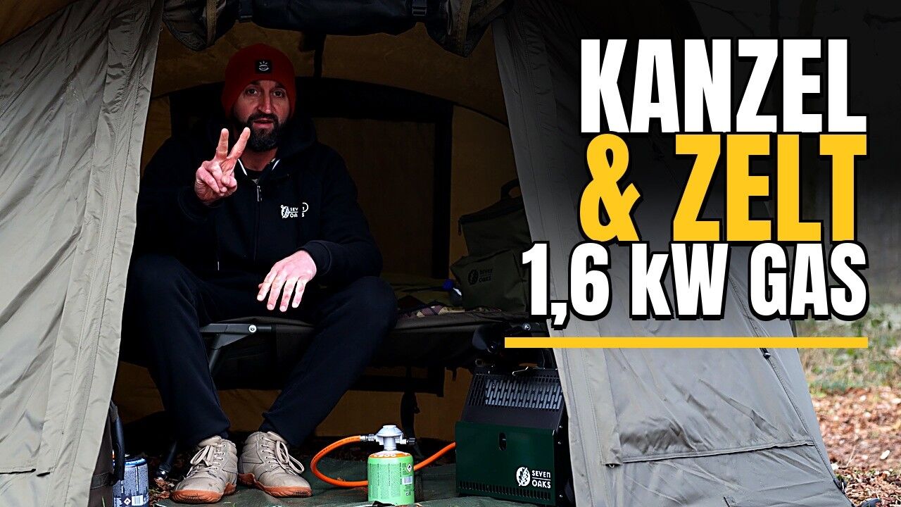 Mann sitzt im Jagd-Zelt auf Feldliege neben Seven Oaks 1,6 kW Gasheizung und Gasflasche für beheizte Kanzel