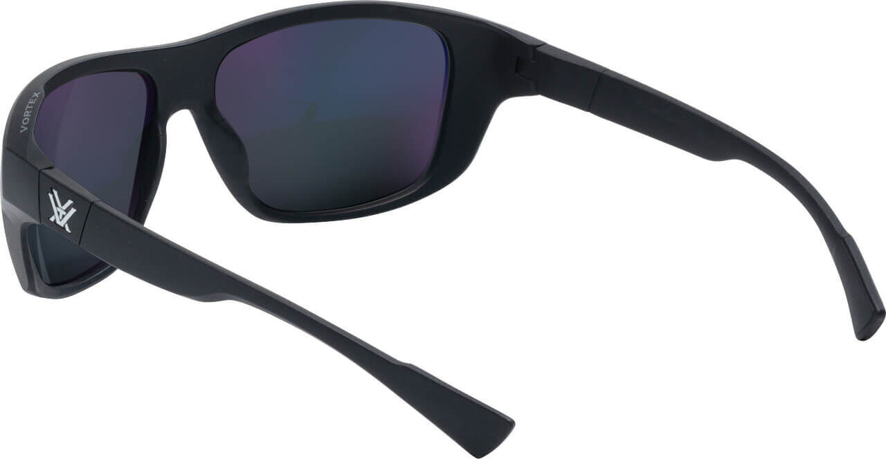 Stilvolle schwarze Sonnenbrille mit Logo auf dem Bügel und polarisierten Gläsern für optimalen Schutz und Stil.