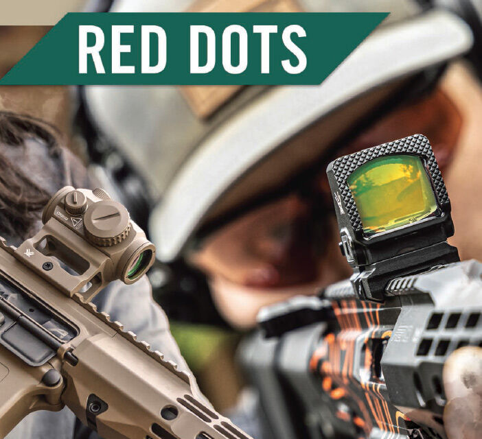 Zwei Waffen mit montierten Red Dot Visieren, geeignet für schnelle Zielerfassung und Präzision