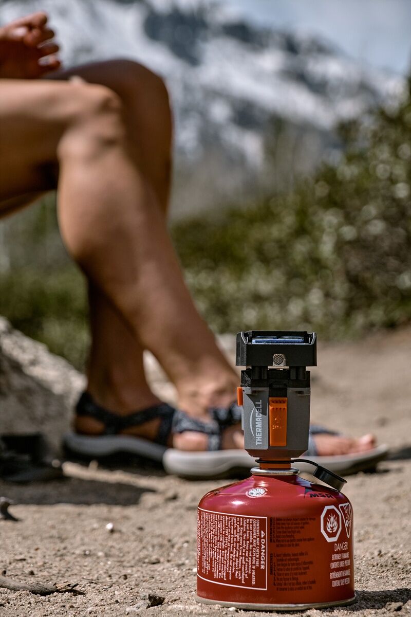 Thermacell MR-BP Backpacker PT-19 Mückenabwehrgerät auf Gaskartusche im Outdoor-Einsatz, ideal für Camping, Trekking und Angeln mit schützender Mückenzone