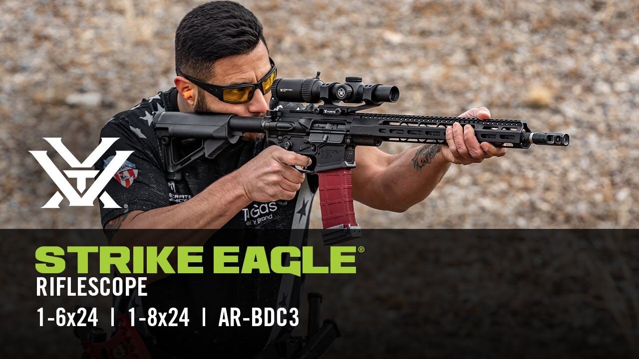 Mann zielt mit Gewehr und Strike Eagle Zielfernrohr; Logo und Spezifikationen im Bild