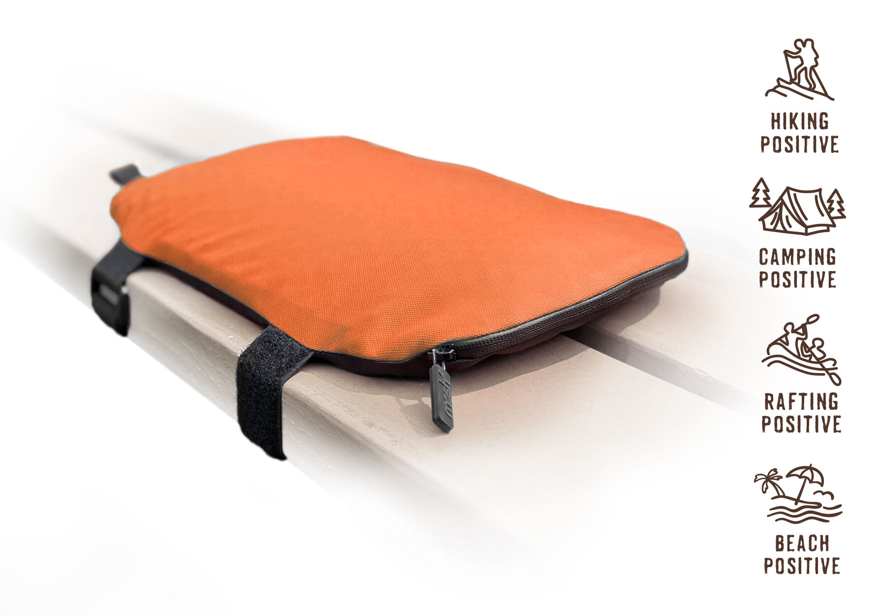 Ein orangefarbenes, wasserdichtes Outdoor-Kissen mit Schlaufe, ideal für Aktivitäten wie Wandern, Camping, Rafting und Strandbesuche.
