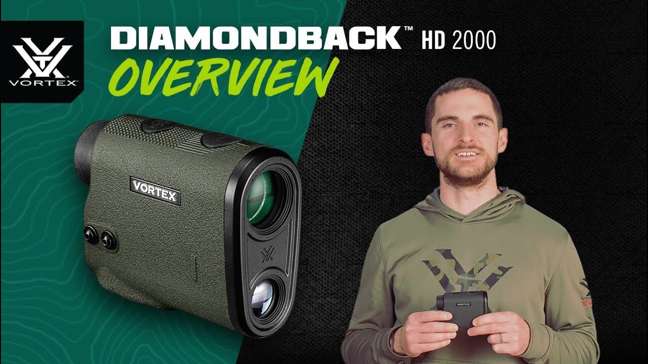 Ein Mann präsentiert den Vortex Diamondback HD 2000 Entfernungsmesser.