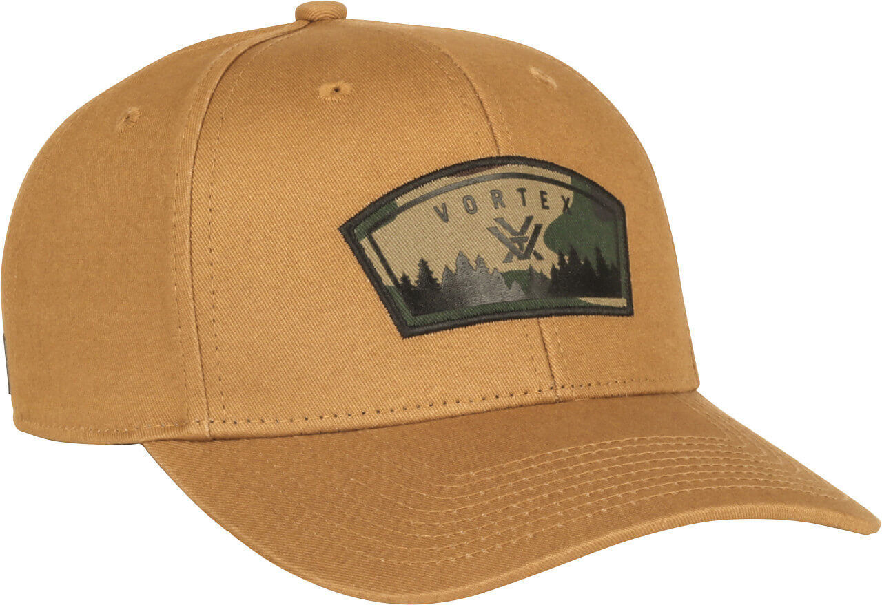 Basecap in Braun mit aufgesticktem Vortex-Logo und Landschaftsmotiv vor Naturhintergrund