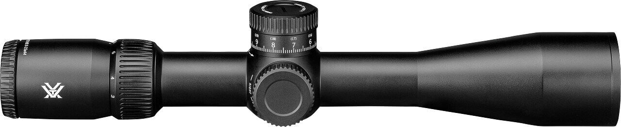 Ein schwarzes Zielfernrohr mit Einstellrädern für Präzisionsanpassungen, ideal für Jäger und Sportschützen.