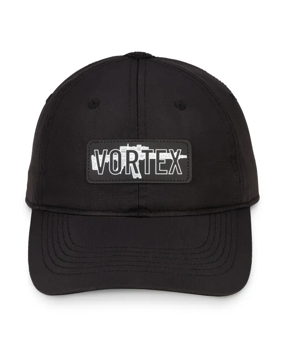 Frontansicht einer schwarzen Baseballkappe mit rechteckigem Vortex Logo-Patch auf der Vorderseite