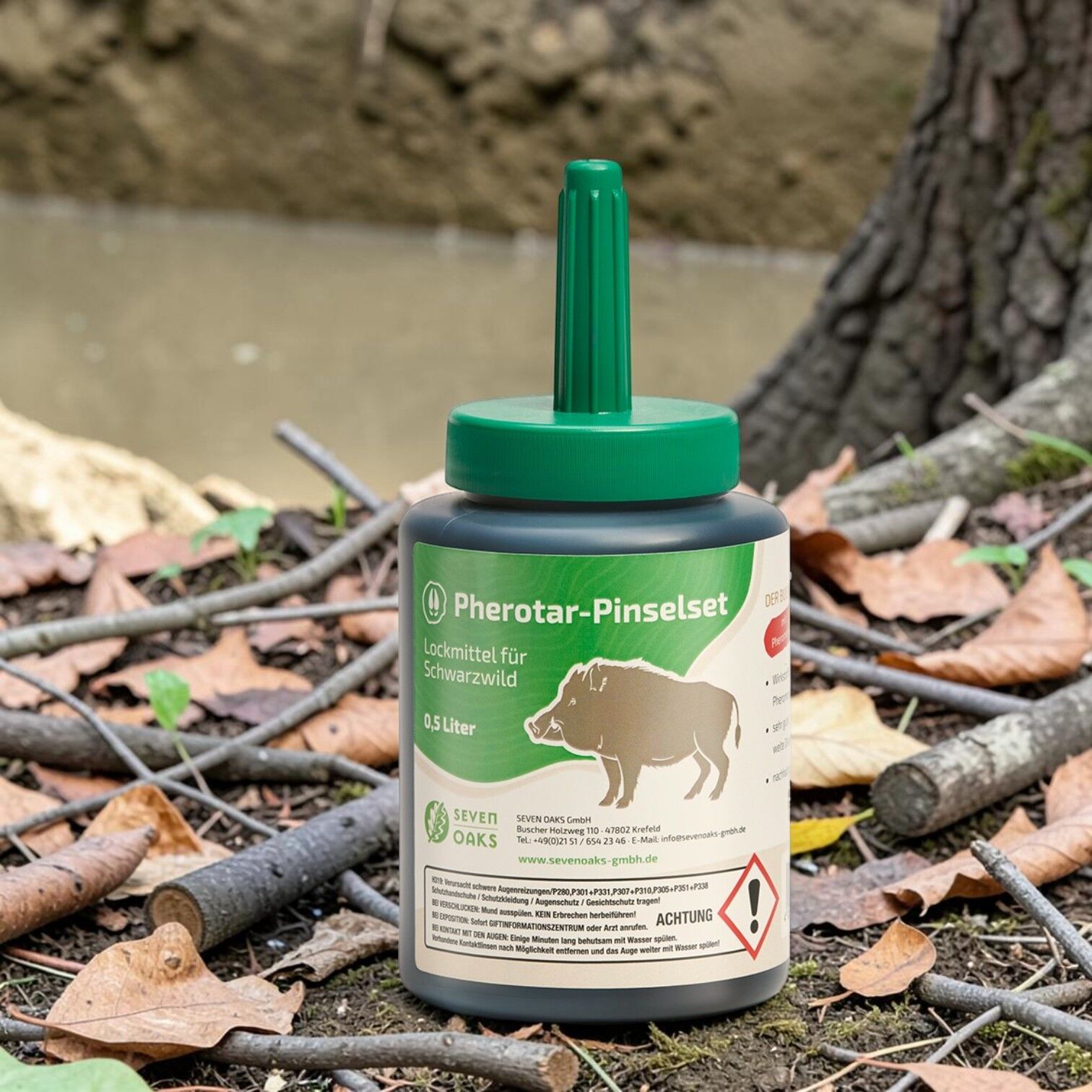 Flasche Pherotar-Pinselset von Seven Oaks, 0,5 Liter Lockmittel für Schwarzwild mit grünem Pinselverschluss, stehend im Wald zwischen Blättern und Ästen