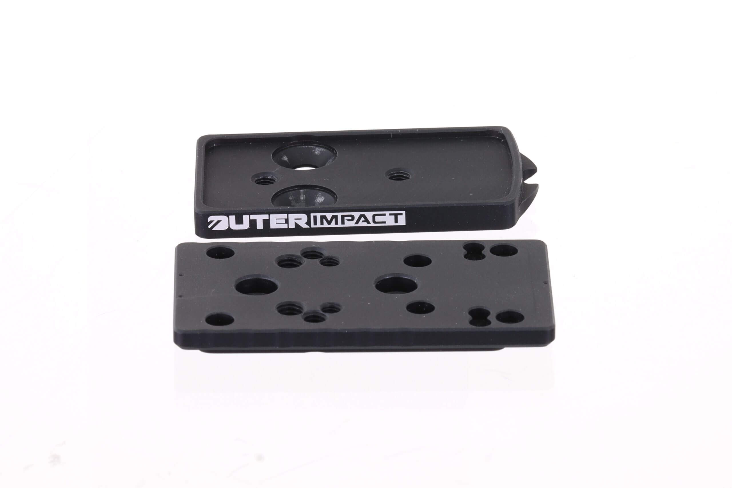 Zwei schwarze Outer Impact Montageplatten für Optiken auf weißem Hintergrund