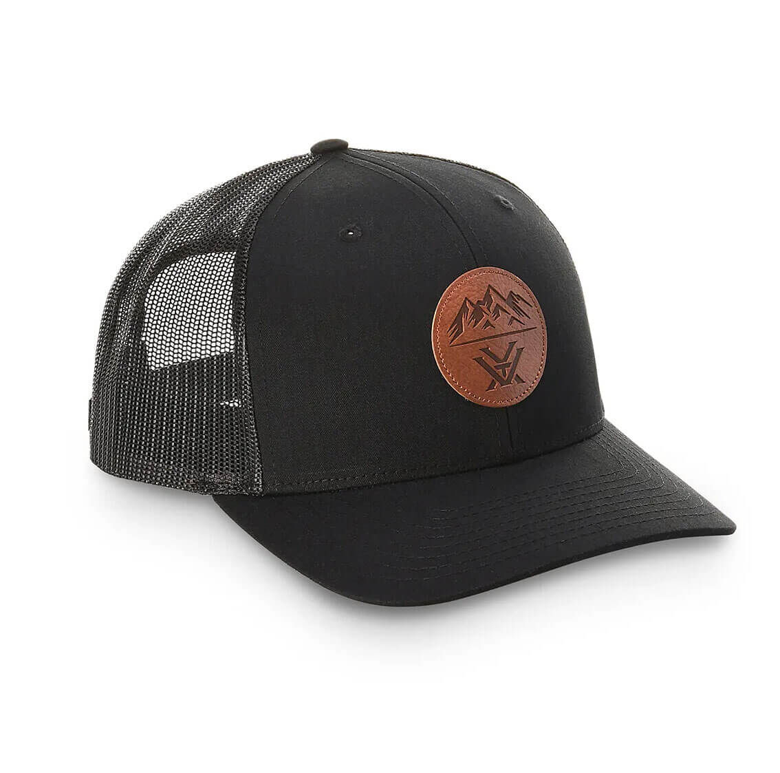Schwarze Trucker-Kappe mit Netzrückseite und braunem Lederpatch mit Bergmotiv