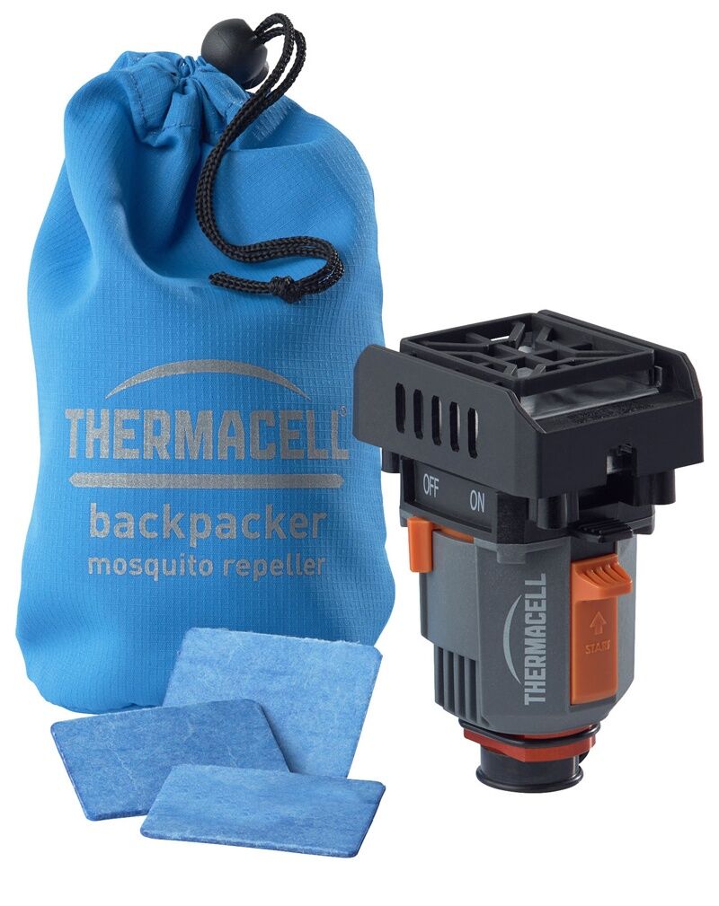 Thermacell MR-BP Backpacker PT-19 Mückenabwehrgerät für Camping und Trekking, gezeigt mit blauem Transportbeutel und blauen Wirkstoffmatten für mückenfreie Schutzzone im Außenbereich