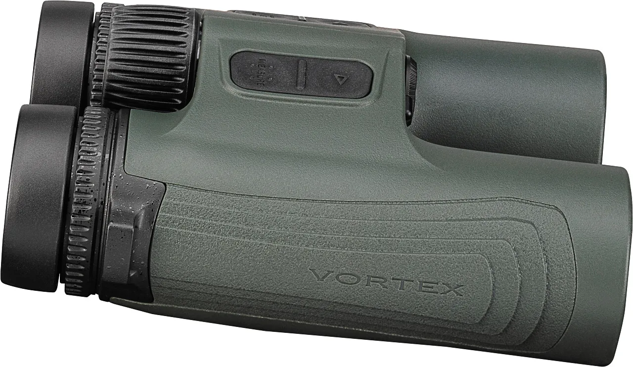 Seitliche Ansicht eines grünen Vortex Fernglases mit gummiertem Gehäuse, großem Fokussierring und integrierter Entfernungsmesser-Taste für Jagd und Outdoor