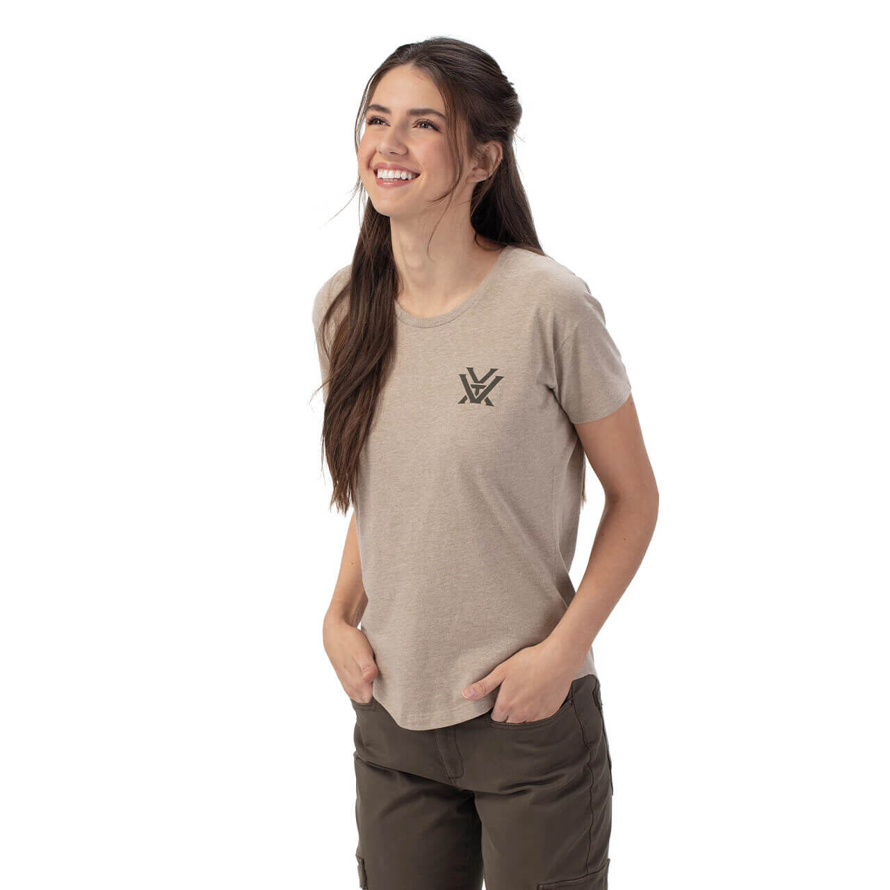 Lächelnde Frau trägt ein beige T-Shirt mit kleinem Logo auf der Brust