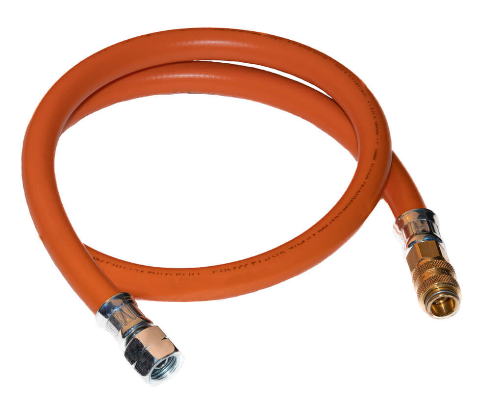 Orangefarbener Gasschlauch mit Metallschlauchanschlüssen