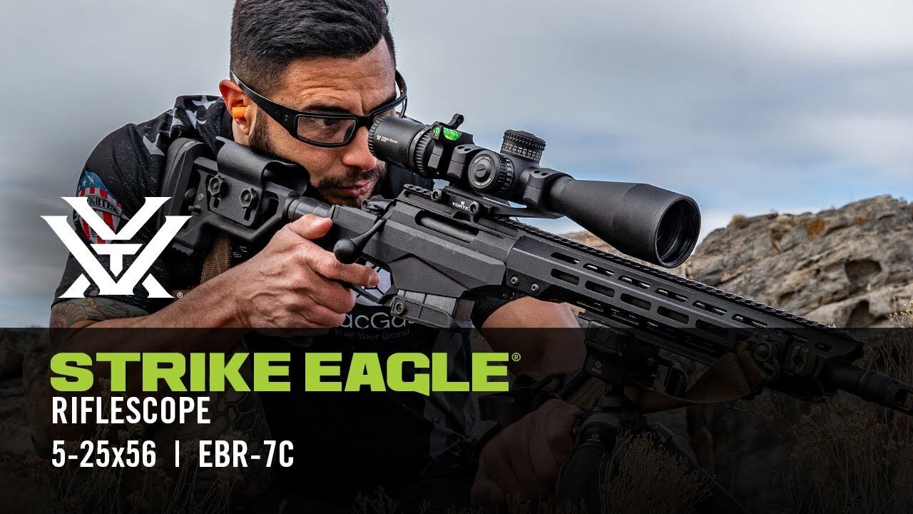 Mann mit Schutzbrille zielt mit einem Gewehr, ausgestattet mit einem STRIKE EAGLE 5-25x56 EBR-7C Zielfernrohr in felsiger Landschaft