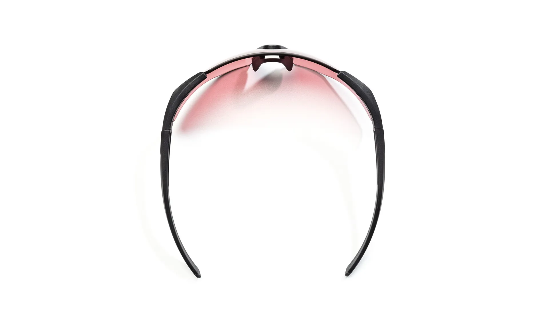 Rückansicht einer Sport-Sonnenbrille mit schwarzen Bügeln und rot getönten Gläsern