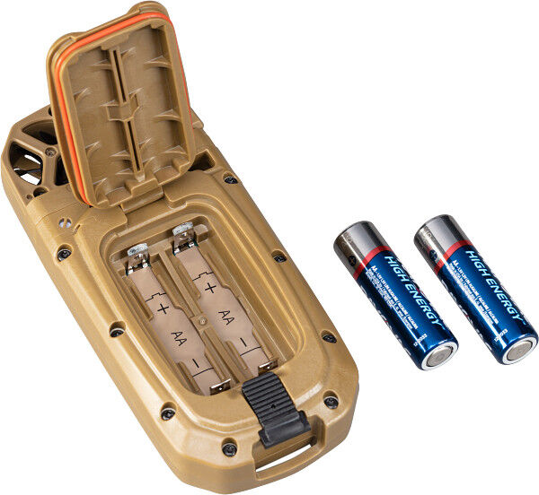 Geöffnetes, sandfarbenes Outdoor-Gehäuse mit sichtbarem Batteriefach für zwei AA-Batterien, daneben zwei blaue High Energy AA-Batterien