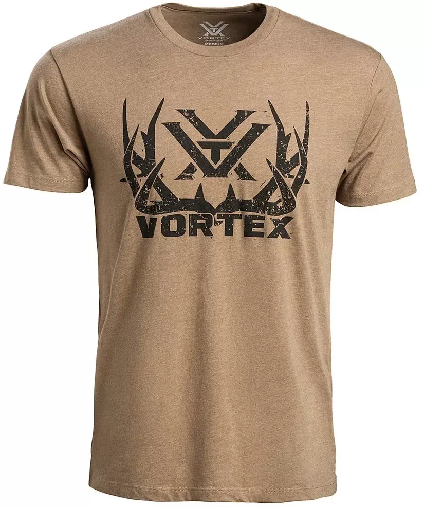 Braunes T-Shirt mit schwarzem Vortex-Logo und stilisiertem Geweih auf der Vorderseite