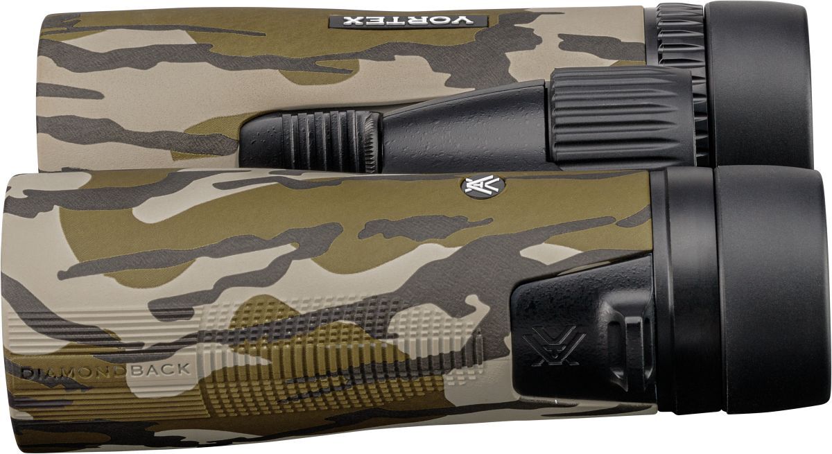 Seitenansicht des Vortex Diamondback HD 10x42 Mossy Oak Bottomland Fernglases mit Camouflage-Gummiarmierung für Jagd und Naturbeobachtung
