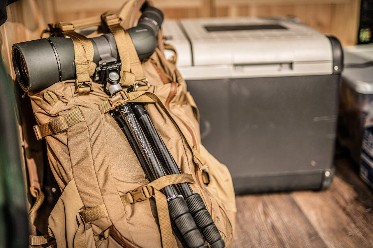 Ein Rucksack mit einem befestigten Stativ und Fernrohr, perfekt für Naturbeobachtungen und Abenteuerreisen.
