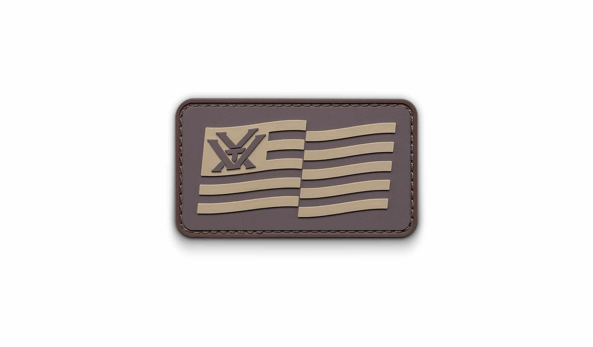Rechteckiger PVC-Patch mit stilisierter Flagge und Logo, in Beige auf braunem Hintergrund