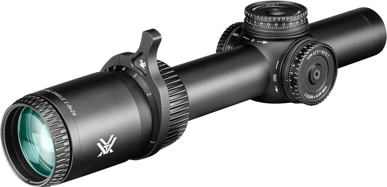 Schwarzes Zielfernrohr mit Vergrößerung 1-8x und 24 mm Objektivdurchmesser, ideal für Präzisionsschießen