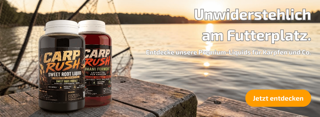 Zwei Flaschen CARP RUSH Karpfen-Lockmittel auf Holzsteg vor Sonnenuntergang am See mit Schriftzug ‚Unwiderstehlich am Futterplatz‘