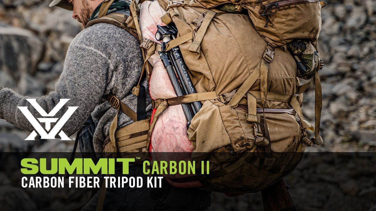 Ein Rucksack mit angebrachtem Summit Carbon II Carbonfaser-Stativ, geeignet für Outdoor-Abenteuer.
